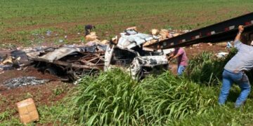 Vídeo: acidente deixa carga de contrabando espalhada na região da fronteira e carga é saqueada 