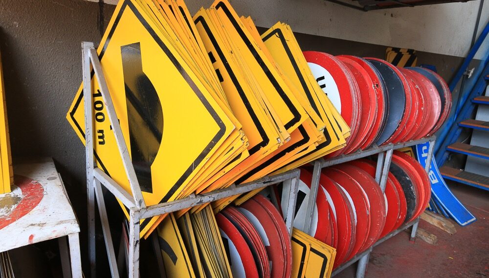 Placas de sinalização da Capital são produzidas na Agetran com reaproveitamento de materiais