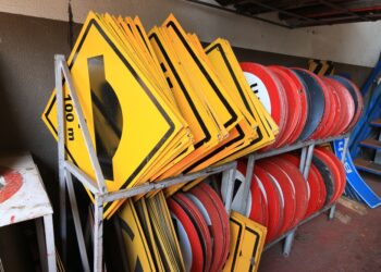 Placas de sinalização da Capital são produzidas na Agetran com reaproveitamento de materiais