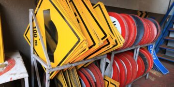 Placas de sinalização da Capital são produzidas na Agetran com reaproveitamento de materiais