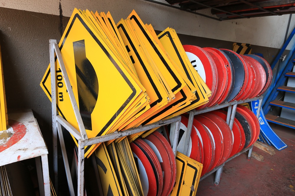 Placas de sinalização da Capital são produzidas na Agetran com reaproveitamento de materiais