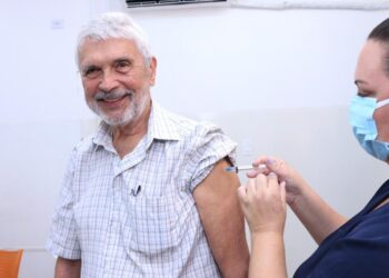 Com plantão em 3 unidades de saúde e em shopping, sábado é dia de vacina