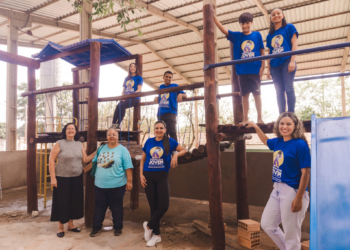 Parquinho acessível em escola foi construído com ajuda da comunidade no projeto “Controlador Jovem”