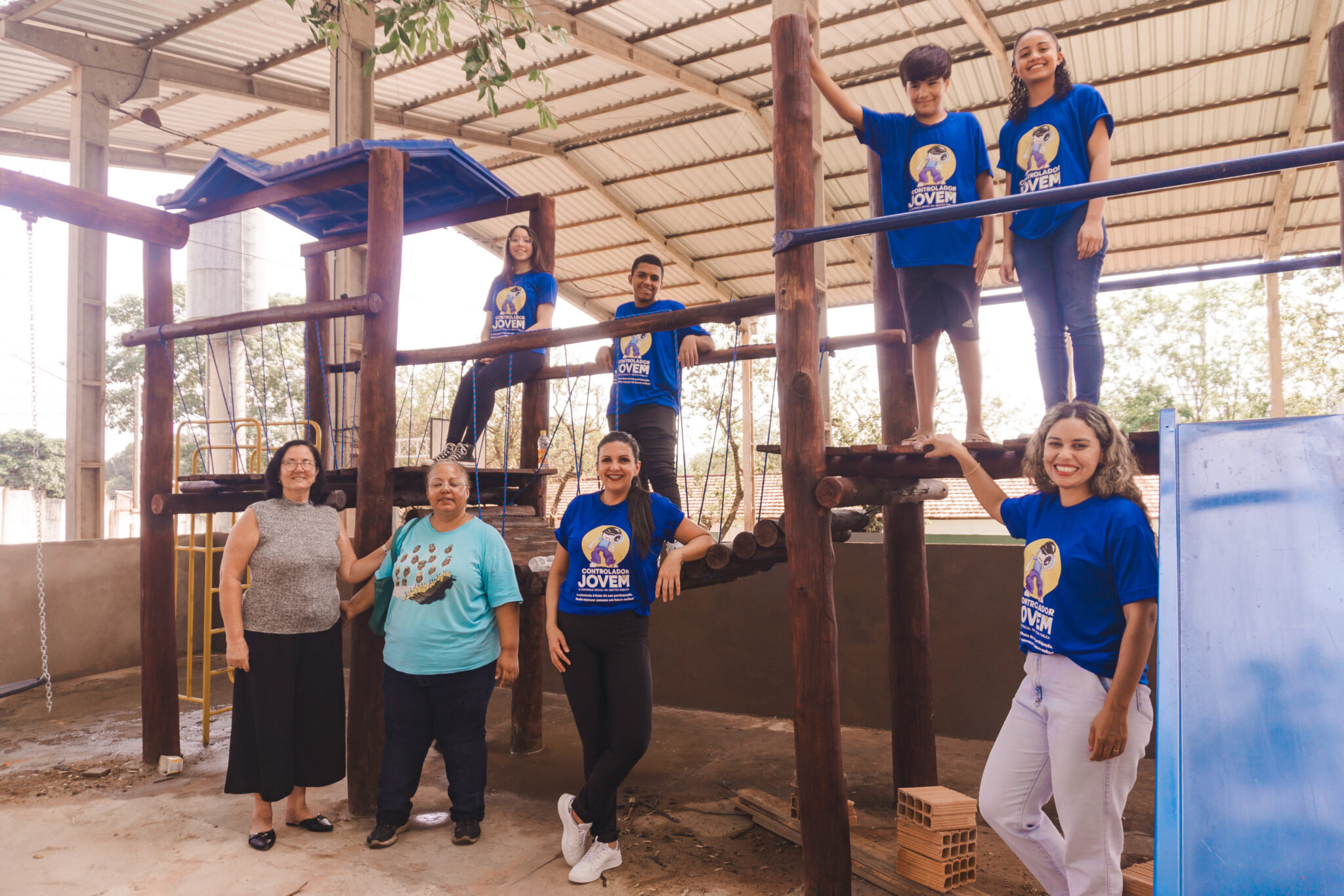 Parquinho acessível em escola foi construído com ajuda da comunidade no projeto “Controlador Jovem”