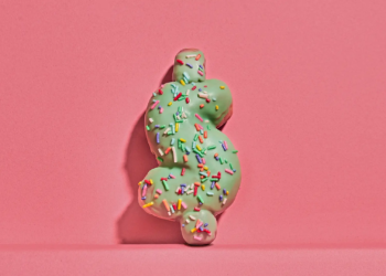 Adolescente de 17 anos denuncia sugar daddy após gastar R$ 900 a mais no cartão e idoso acaba preso