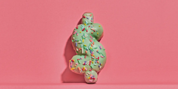 Adolescente de 17 anos denuncia sugar daddy após gastar R$ 900 a mais no cartão e idoso acaba preso