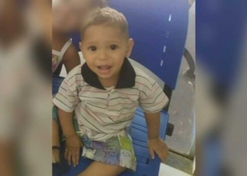 Mãe de menino de 2 anos m*rto quando brincava no quintal desabafa: “achou que era uma pedra. Quero justiça”