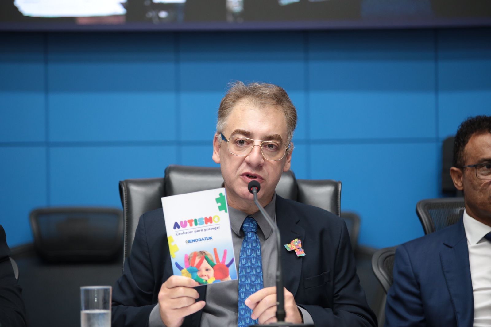 Com cartilha orientativa e reafirmação da necessidade de mapeamento de casos de autismo em MS, audiência pública proposta por Neno Razuk lota ALEMS