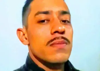 Mulher m*ta marido a f4c4d4s após ser espancada com filho de 4 meses no colo