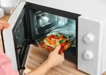 4 materiais que não podem ir ao micro-ondas; saiba se você está errando ao usar
