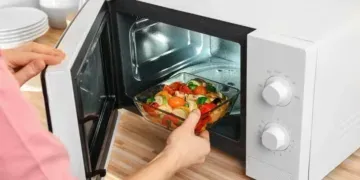 4 materiais que não podem ir ao micro-ondas; saiba se você está errando ao usar