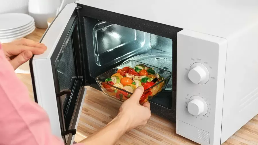 4 materiais que não podem ir ao micro-ondas; saiba se você está errando ao usar