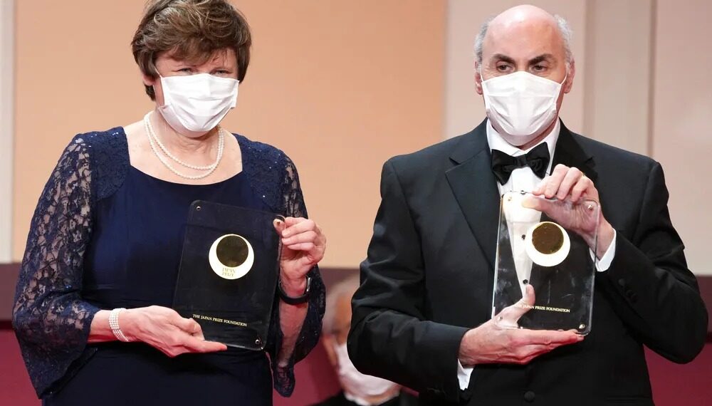 Nobel de Medicina vai para pesquisadores que descobriram caminho para vacina contra Covid-19