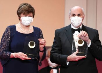 Nobel de Medicina vai para pesquisadores que descobriram caminho para vacina contra Covid-19