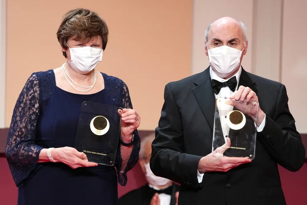 Nobel de Medicina vai para pesquisadores que descobriram caminho para vacina contra Covid-19