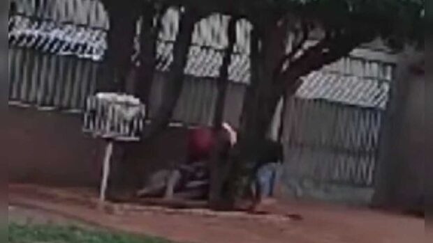 Vídeo: sob o canto de passarinhos mulheres rolam no chão em saída de tabacaria