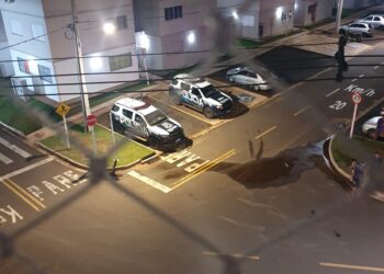 Vídeo: Homem agride companheira, ameaça m4t4r todo mundo e acaba m0rt0 pelo Choque 