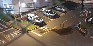 Vídeo: Homem agride companheira, ameaça m4t4r todo mundo e acaba m0rt0 pelo Choque 