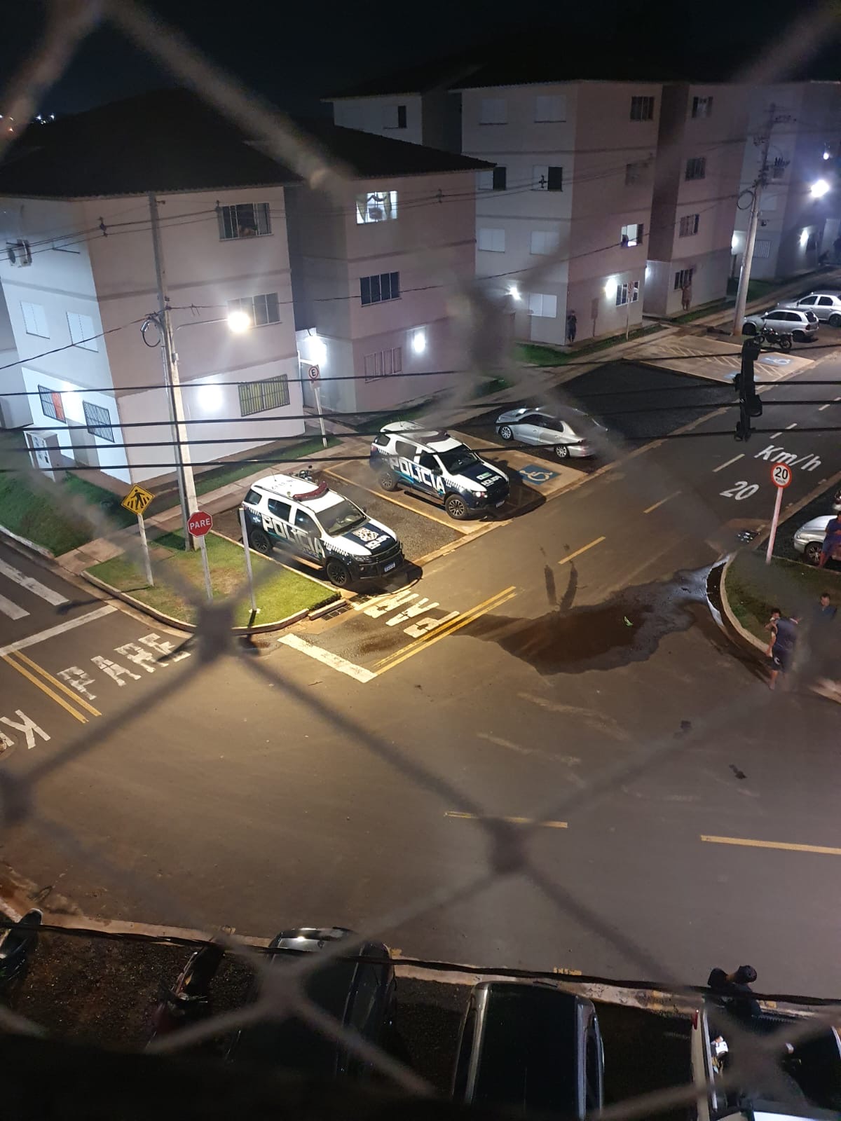 Vídeo: Homem agride companheira, ameaça m4t4r todo mundo e acaba m0rt0 pelo Choque 