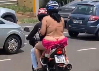Vídeo: de biquíni de fita, bronzeadora vai de mototáxi atender cliente e aproveita para deixar marquinha em dia 