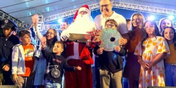 Dourados Brilha 2023 começa com luzes, fogos e Praça Antônio João lotada