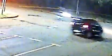 Vídeo: motorista avança sinal vermelho, atropela motociclista que fica em estado grave; família faz vakinha para ajudar 