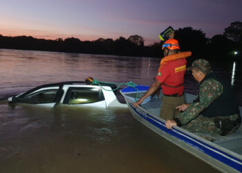 Carro “mergulha” em rio, motorista pede socorro e desaparece nas águas em Coxim