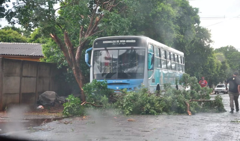 Temporal e chuva de granizo deixam rastro de destruição em cidade do MS 