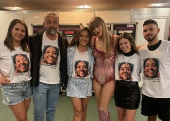 Taylor Swift tira foto no camarim com família de Ana Benevides, recebida como VIP em show