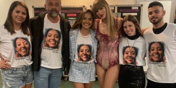 Taylor Swift tira foto no camarim com família de Ana Benevides, recebida como VIP em show