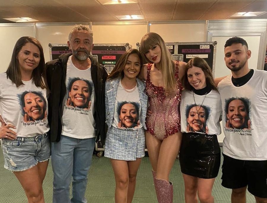 Taylor Swift tira foto no camarim com família de Ana Benevides, recebida como VIP em show