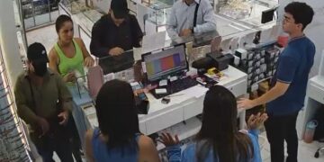 Vídeo: ladroes assaltam joalheria em Shopping da Capital 