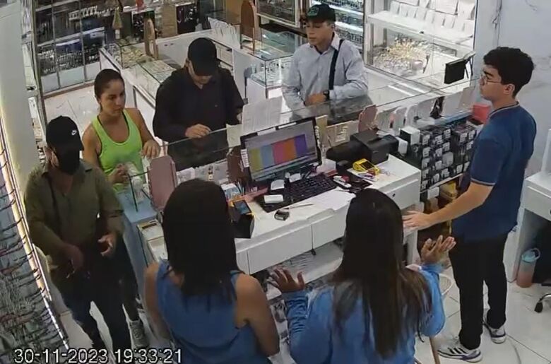 Vídeo: ladroes assaltam joalheria em Shopping da Capital 