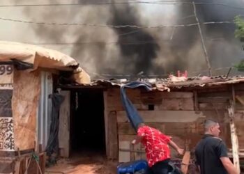Vídeo: em desespero, moradores reclamam de demora dos bombeiros em incêndio no Mandela
