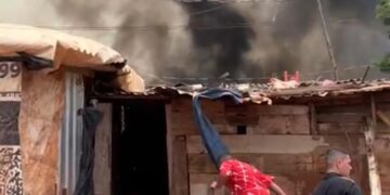 Vídeo: em desespero, moradores reclamam de demora dos bombeiros em incêndio no Mandela