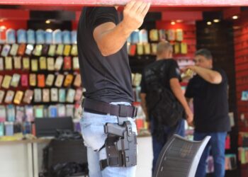 Operação conjunta fiscaliza lojas de celulares e acessórios no Centro de Campo Grande