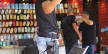 Operação conjunta fiscaliza lojas de celulares e acessórios no Centro de Campo Grande