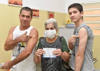 Prefeitura abre três unidades e faz itinerante em shopping no Centro para vacinação neste sábado