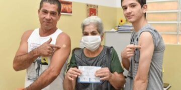 Prefeitura abre três unidades e faz itinerante em shopping no Centro para vacinação neste sábado