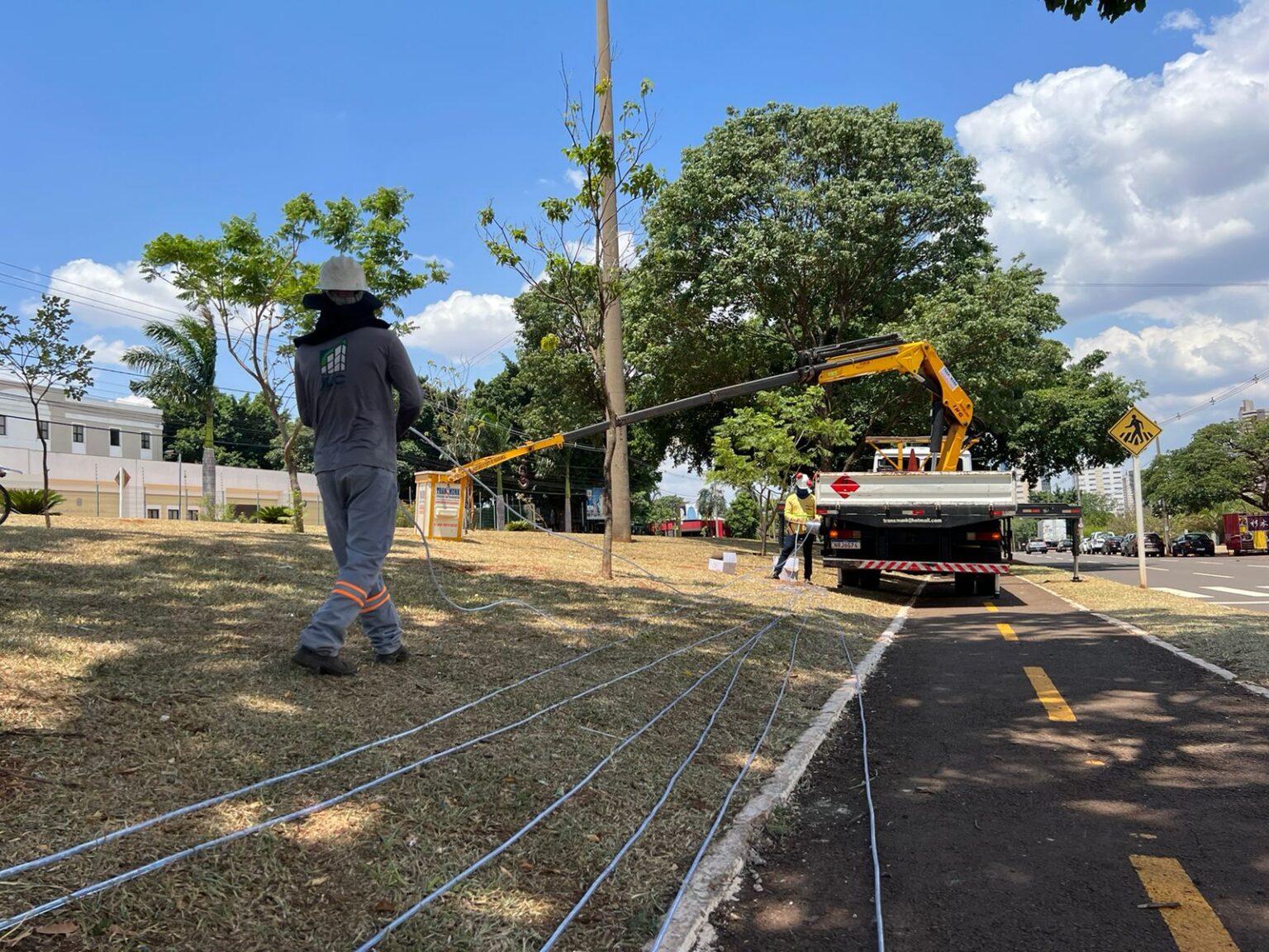 Prefeitura começa a instalar iluminação decorativa na Afonso Pena, 14 de Julho e rotatórias