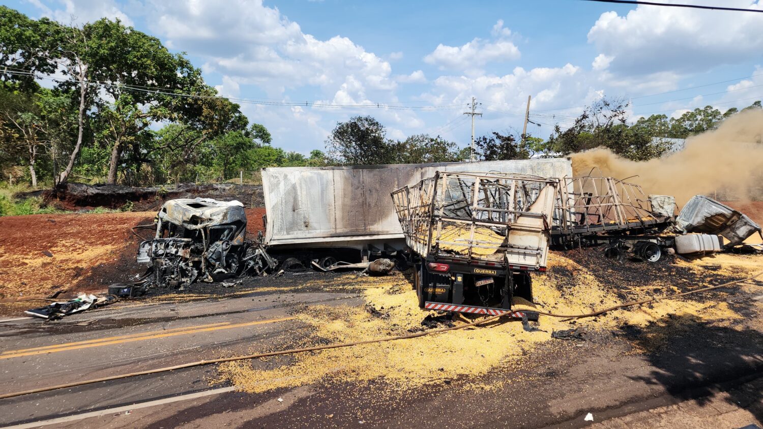 Vídeo: tentativa de ultrapassagem causou grave acidente na BR-163 que deixou dois m*rtos e três feridos
