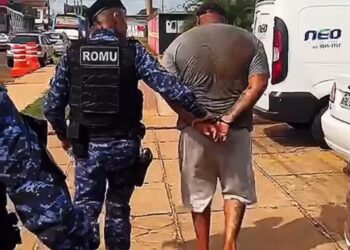 Vídeo: homem é detido ao agredir guarda a capacetadas após confusão em UPA da Capital