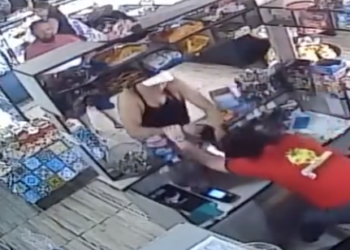 “Fé nas Malucas”: por causa de alecrim dourado, mulher agride atendente de padaria em MS; veja vídeo