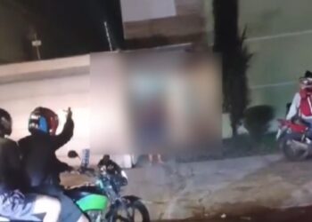 Vídeo: cliente joga bag e comandas de moto entregador após atraso e “ganha” buzinaço no Carandá