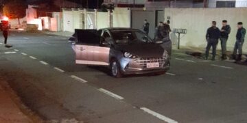 Vídeo: Jovem é m*rto a tiros ao sair de tabacaria e amigas se desesperam 