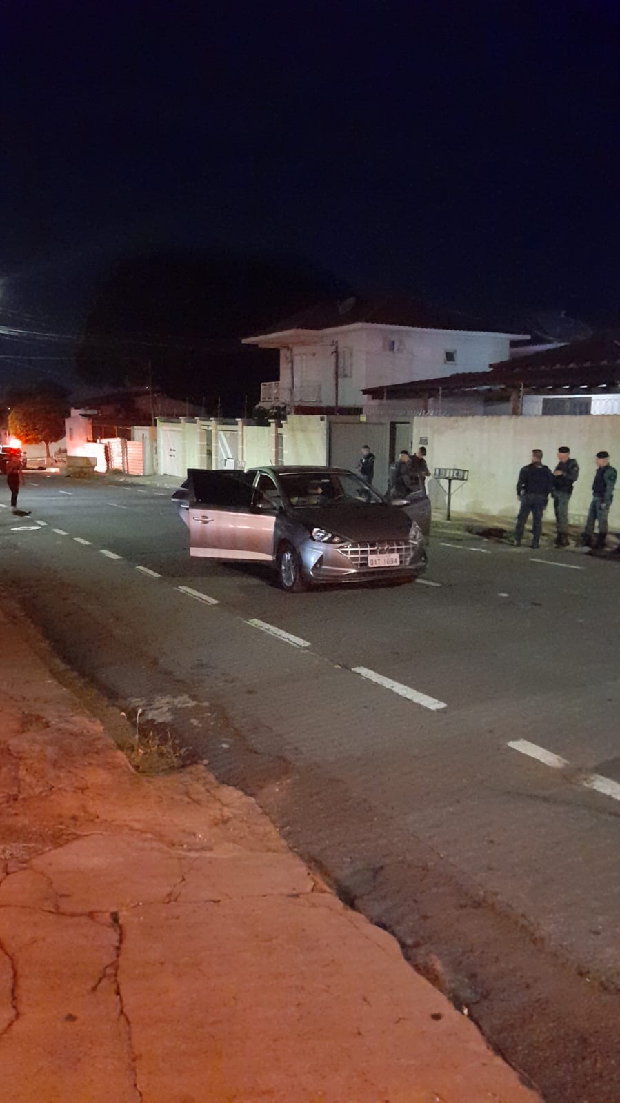 Vídeo: Jovem é m*rto a tiros ao sair de tabacaria e amigas se desesperam 