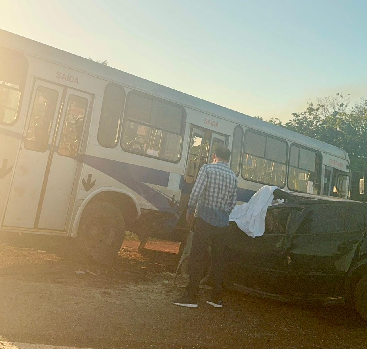 Vídeo: acidente entre carro e ônibus tem vítima causa m*rte na BR-060 em CG