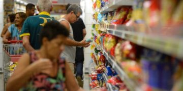 Prefeitura e Procon divulgam pesquisa da cesta básica e alertam sobre atenção aos produtos