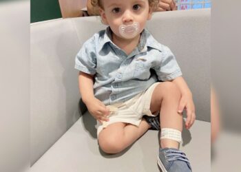 Com dificuldade em andar, Arthur tem doença rara e mãe precisa de R$ 3 mil para  exames; veja como ajudar  