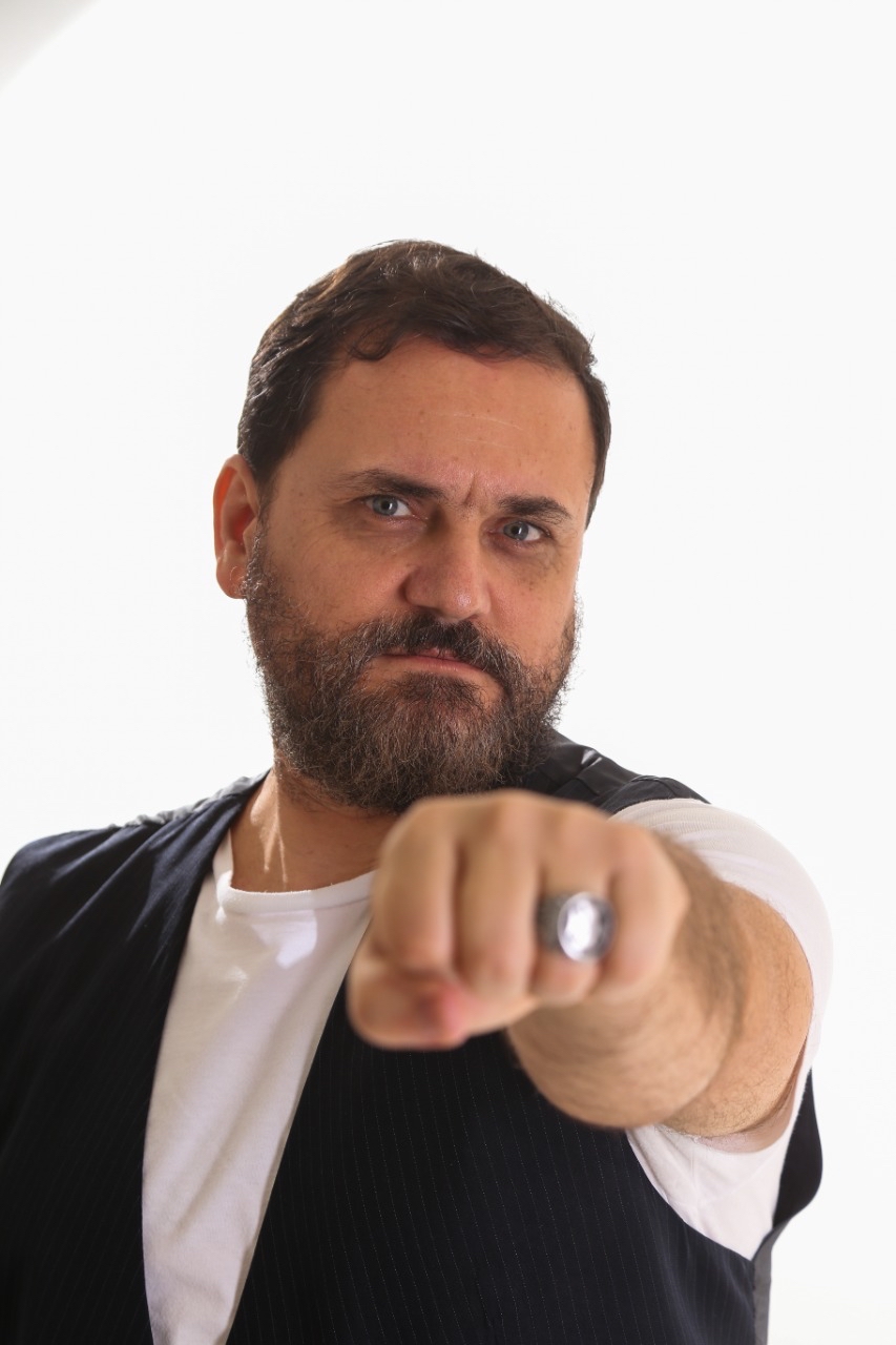 Palco Sesc tem músicas autorais e rock nacional com Hugo Carneiro